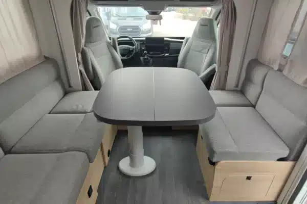 Intérieur de camping-car avec dinette et table centrale