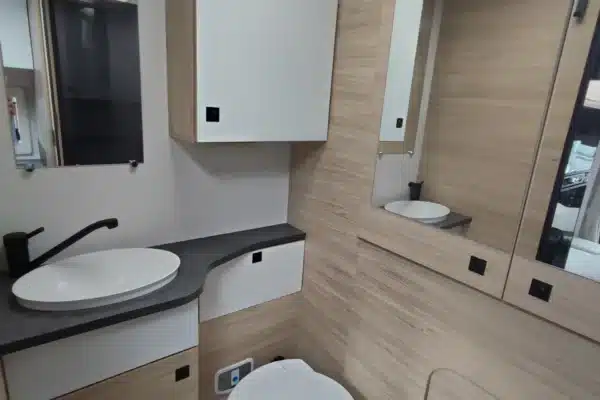 Salle de bain moderne avec vasque et miroir