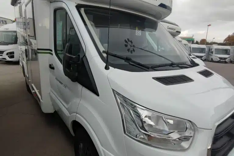 Camping-car blanc Chausson sur parking concessionnaire