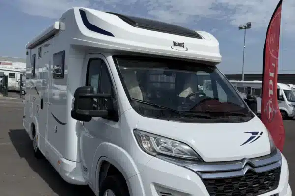 Camping-car blanc McLouis sur parking concessionnaire