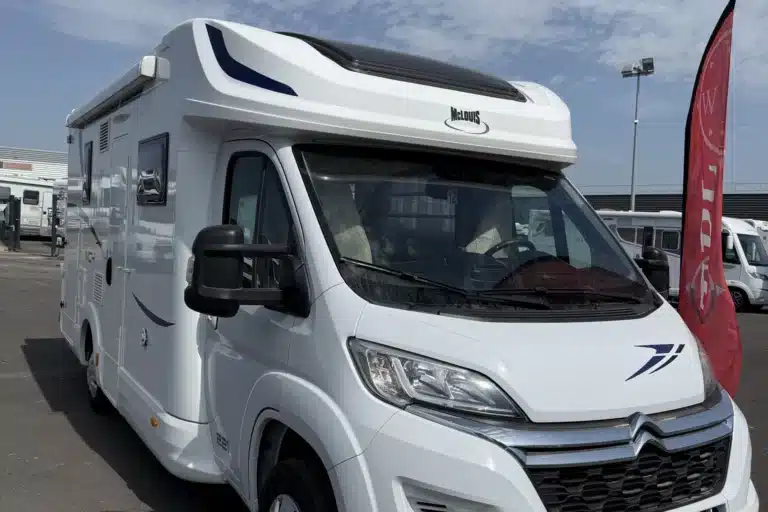 Camping-car blanc McLouis sur parking concessionnaire