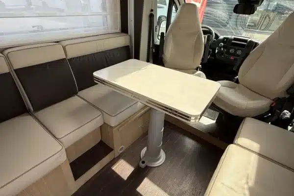 Coin repas de camping-car moderne et lumineux