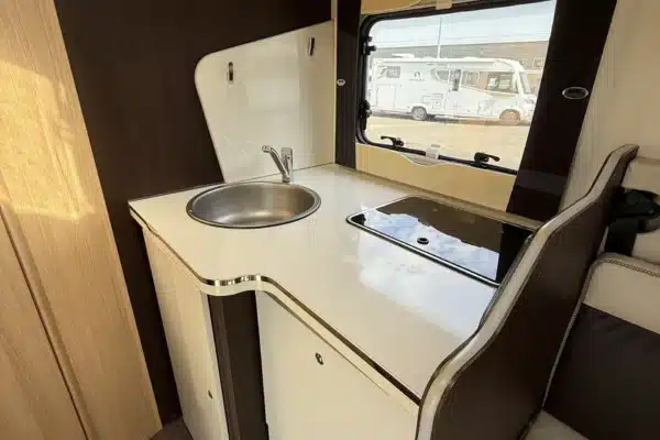 Coin cuisine compact dans un camping-car moderne