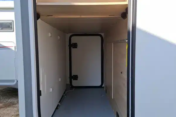 Soute de camping-car spacieuse et vide