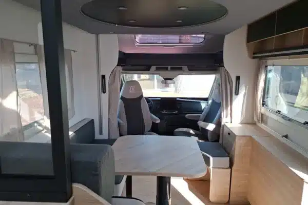 Moderne Inneneinrichtung von Wohnmobil mit Essbereich