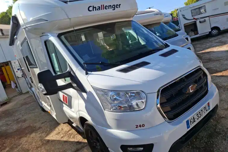 Camping-car Challenger blanc garé en extérieur